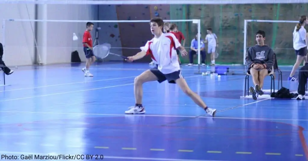How to play badminton singles and doubles